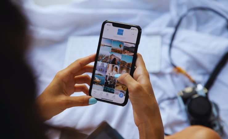 ragazza guarda smartphone