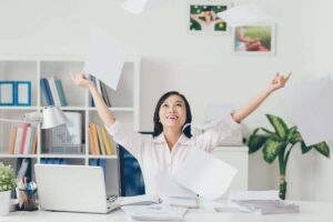 donna felice lancia fogli