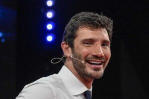 stefano de martino sorride