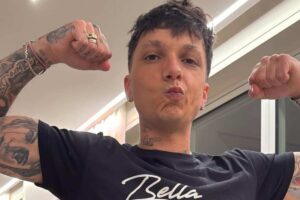 ultimo fa vedere i muscoli